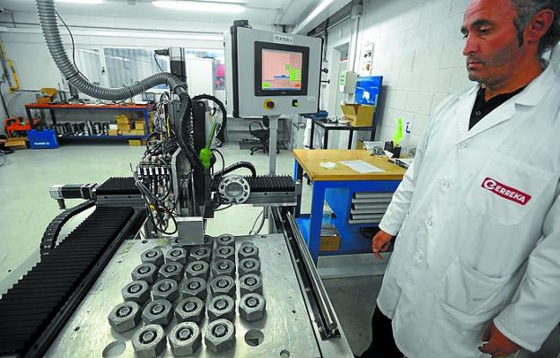 Un trabajador de Erreka, en la factoría de Bergara. 