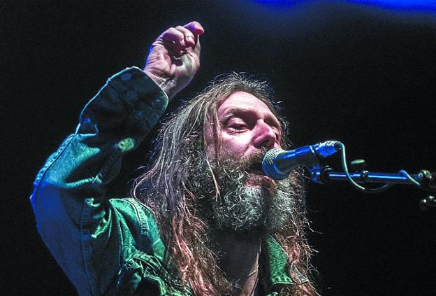 Chris Robinson, en un momento del concierto. 