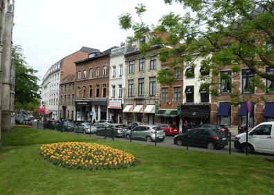 Imagen secundaria 1 - En la imagen superior, la Grand Place de Bruselas, la plaza más famosa de la capital. Debajo, el barrio de Sablon tiene un aire parisino. A su vera, el Manneken Pis vestido ¿de flamenco?