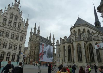 Imagen secundaria 1 - En la imagen superior, la esquina célebre de Brujas, un canto a la belleza. Debajo, centro monumental de Lovaina y Gante.