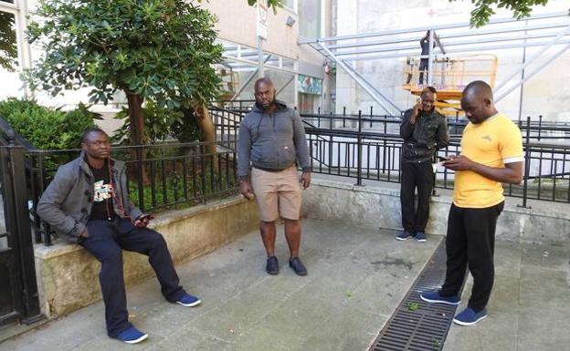 Cuatro de los inmigrantes llegados a Bilbao, en las inmediaciones de la Cruz Roja