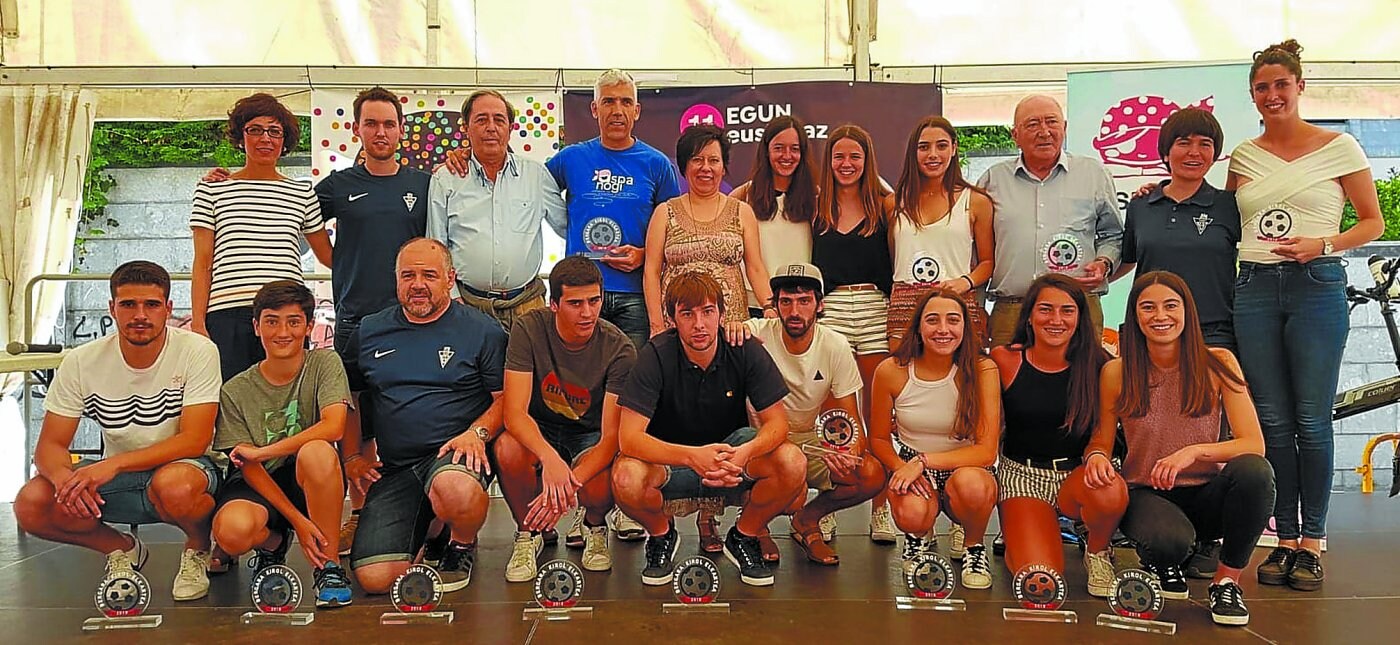 Premiados. Distinguidos al rendimiento deportivo, los valores del club, como seguidores y colaboradores, y por la labor como entidades compartieron el posado final. 