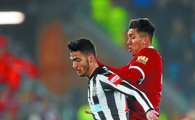 Merino protege el balón ante el brasileño del Liverpool Roberto Firmino, el 3 de marzo en Anfield, donde jugó de titular.