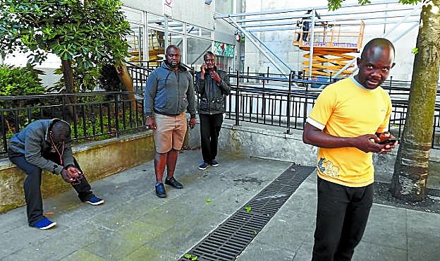 Un grupo de migrantes subsaharianos, que llegaron ayer a Bilbao. 