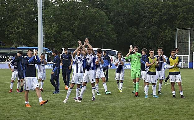 Lios jugadores del Sanse se despiden de la afición.