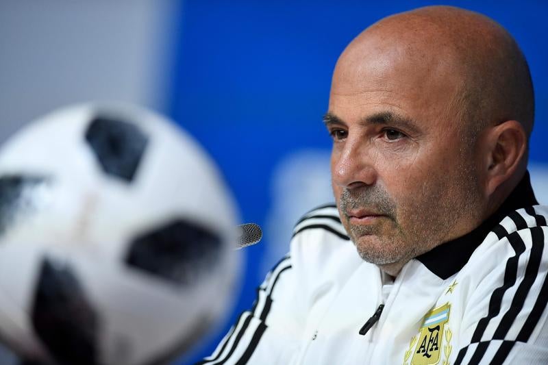 Sampaoli, seleccionador de Argentina, es el centro de buena parte de las críticas por el rendimiento de la albiceleste.