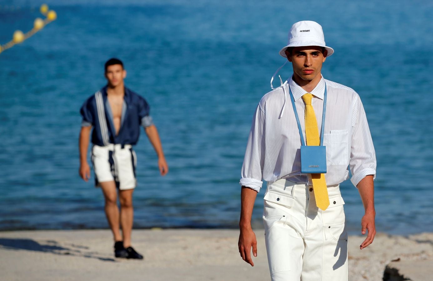 Jacquemus presenta su primera colección masculina en una playa cerca de Marsella