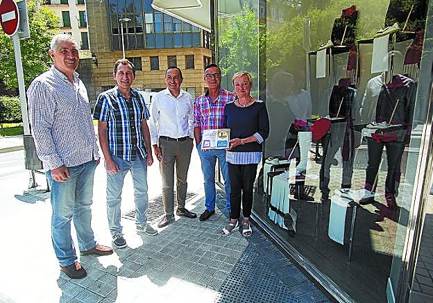Ganadores. Maeztu, Bermúdez y Páez, con los premiados Jaime y Mari Carmen, de JM Decoración.
