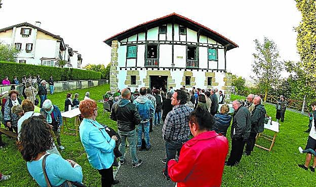 Actividad popular. El caserío Katxola acogerá este sábado la fiesta del descorche de la sidra.