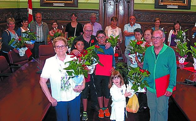 Certamen floral. Galardonados en anteriores ediciones, luciendo sus reconocimientos. 