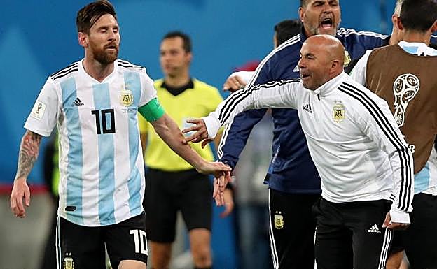 Messi y Sampaoli durante el encuentro ante Nigeria.