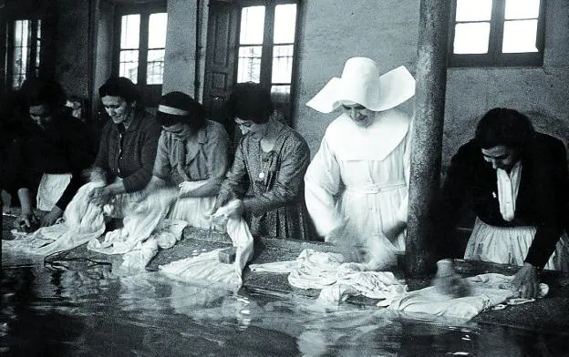 Lavandería. Religiosas y mujeres lavan ropa en la antigua lavandería del sanatorio. 