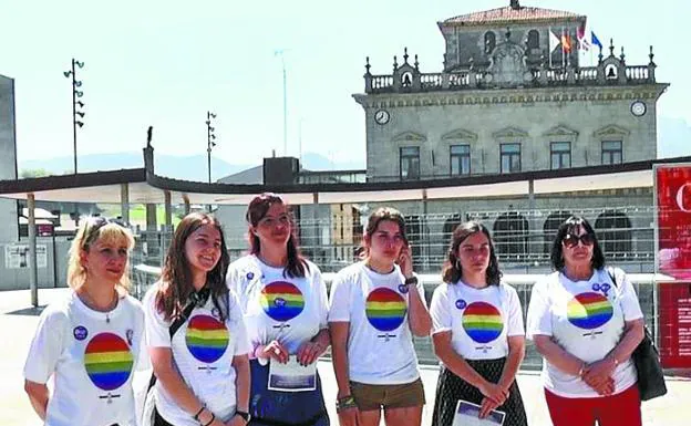 Representantes del movimiento feminista de la ciudad luciendo camisetas con el símbolo del orgullo LGTBI. 