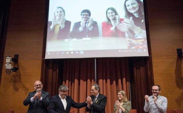 Puigdemont, acompañado de la dirección del PDeCAT, aplaude por videoconferencia la designación oficial de Torra como candidato a president.