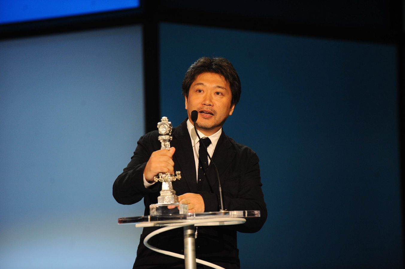 En 2011, fue premiado en el Festival de Cine de San Sebastián a mejor guión por la cinta 'Kiseki / I wish' .