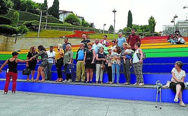 Multicolor. Responsables municipales y otras personas se acercaron a las gradas de Unzaga que lucen los colores de la bandera arcoíris.