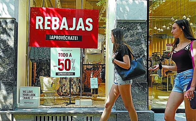 Las rebajas se han adelantado y algunas tiendas han ofrecido hasta un 50% de descuento durante estos días.