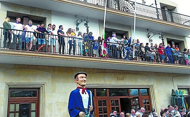 Zaragueta Eskola se encargó de la apertura de las fiestas. 