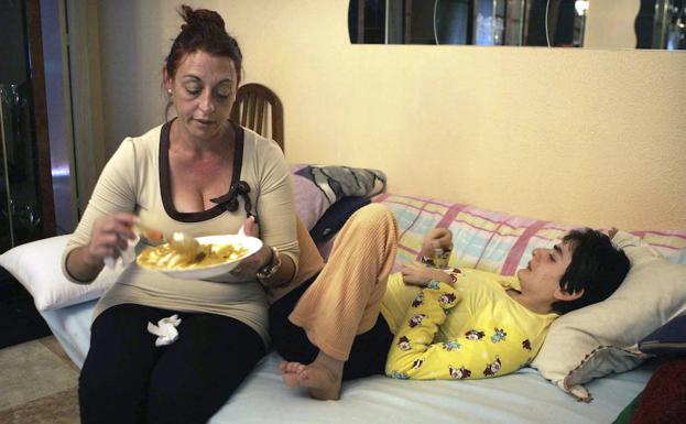 Antonia Saavedra cuida a su hija, enferma desde que nació con un transtorno psicomotor. 