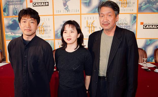 Hirokazu Kore-eda (director), Sato Shiho (productora) y Yamazaki Yutaka (director de fotografía), posan durante la presentación de La película 'After Life' en el Zinemaldia.