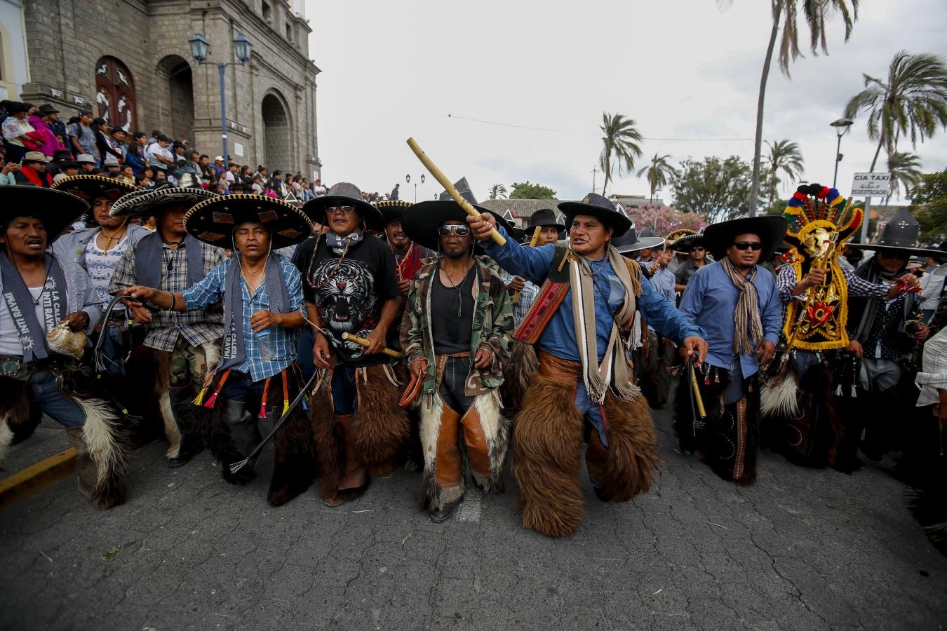 Comunidades indígenas celebran la fiesta del solsticio de verano y de las cosechas con un baile de zapateo.