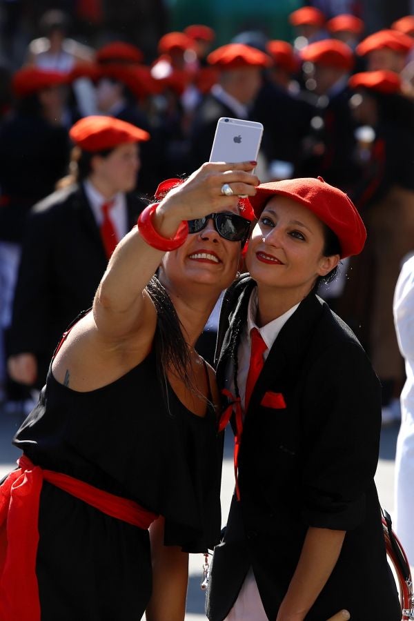 El Alarde público ha contado con el apoyo de la la adjunta del Ararteko, Julia Hernández, de la directora de Emakunde, Izaskun Landaida, la portavoz de EH Bildu en el Parlamento vasco, Maddalen Iriarte, así como de representantes de PSE-EE Ezker Anitza-IU y Podemos