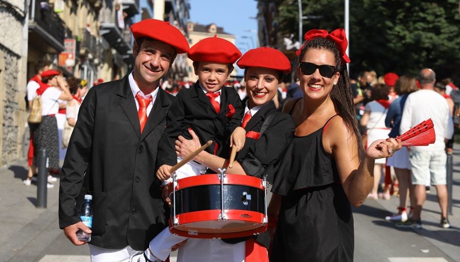 El Alarde público ha contado con el apoyo de la la adjunta del Ararteko, Julia Hernández, de la directora de Emakunde, Izaskun Landaida, la portavoz de EH Bildu en el Parlamento vasco, Maddalen Iriarte, así como de representantes de PSE-EE Ezker Anitza-IU y Podemos