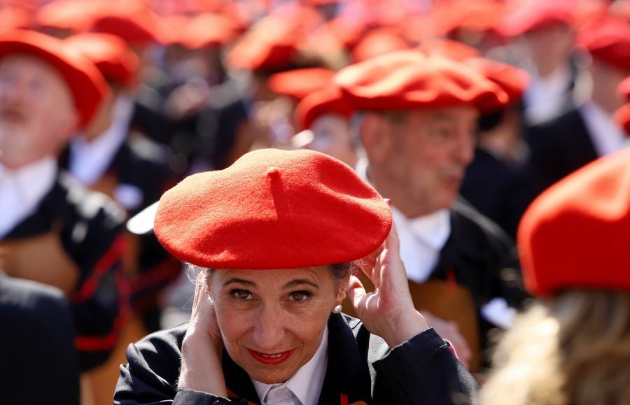 El Alarde público ha contado con el apoyo de la la adjunta del Ararteko, Julia Hernández, de la directora de Emakunde, Izaskun Landaida, la portavoz de EH Bildu en el Parlamento vasco, Maddalen Iriarte, así como de representantes de PSE-EE Ezker Anitza-IU y Podemos