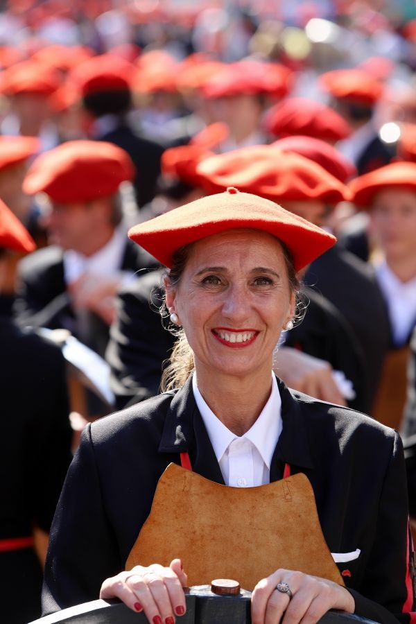 El Alarde público ha contado con el apoyo de la la adjunta del Ararteko, Julia Hernández, de la directora de Emakunde, Izaskun Landaida, la portavoz de EH Bildu en el Parlamento vasco, Maddalen Iriarte, así como de representantes de PSE-EE Ezker Anitza-IU y Podemos