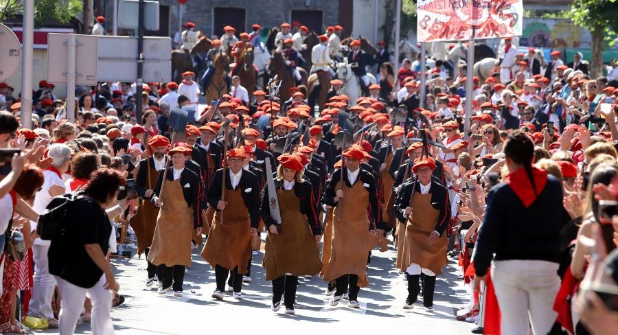 El Alarde público ha contado con el apoyo de la la adjunta del Ararteko, Julia Hernández, de la directora de Emakunde, Izaskun Landaida, la portavoz de EH Bildu en el Parlamento vasco, Maddalen Iriarte, así como de representantes de PSE-EE Ezker Anitza-IU y Podemos