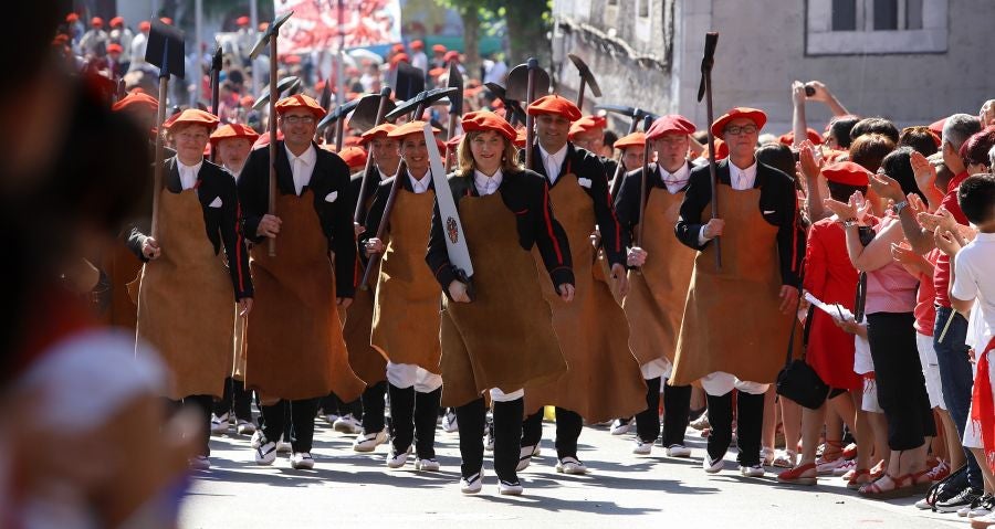 El Alarde público ha contado con el apoyo de la la adjunta del Ararteko, Julia Hernández, de la directora de Emakunde, Izaskun Landaida, la portavoz de EH Bildu en el Parlamento vasco, Maddalen Iriarte, así como de representantes de PSE-EE Ezker Anitza-IU y Podemos