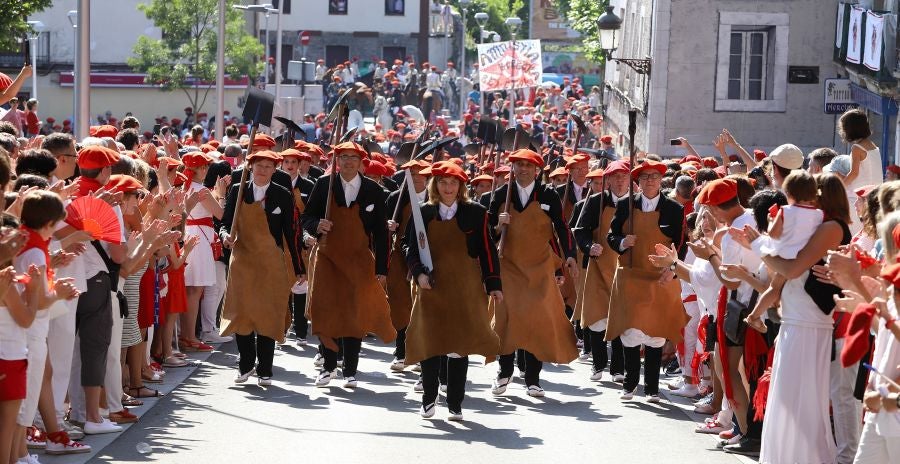 El Alarde público ha contado con el apoyo de la la adjunta del Ararteko, Julia Hernández, de la directora de Emakunde, Izaskun Landaida, la portavoz de EH Bildu en el Parlamento vasco, Maddalen Iriarte, así como de representantes de PSE-EE Ezker Anitza-IU y Podemos