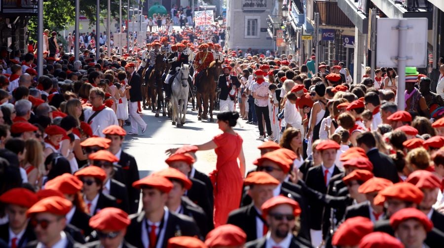 El Alarde público ha contado con el apoyo de la la adjunta del Ararteko, Julia Hernández, de la directora de Emakunde, Izaskun Landaida, la portavoz de EH Bildu en el Parlamento vasco, Maddalen Iriarte, así como de representantes de PSE-EE Ezker Anitza-IU y Podemos