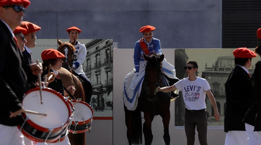 El Alarde público ha contado con el apoyo de la la adjunta del Ararteko, Julia Hernández, de la directora de Emakunde, Izaskun Landaida, la portavoz de EH Bildu en el Parlamento vasco, Maddalen Iriarte, así como de representantes de PSE-EE Ezker Anitza-IU y Podemos