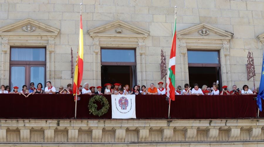 El Alarde público ha contado con el apoyo de la la adjunta del Ararteko, Julia Hernández, de la directora de Emakunde, Izaskun Landaida, la portavoz de EH Bildu en el Parlamento vasco, Maddalen Iriarte, así como de representantes de PSE-EE Ezker Anitza-IU y Podemos