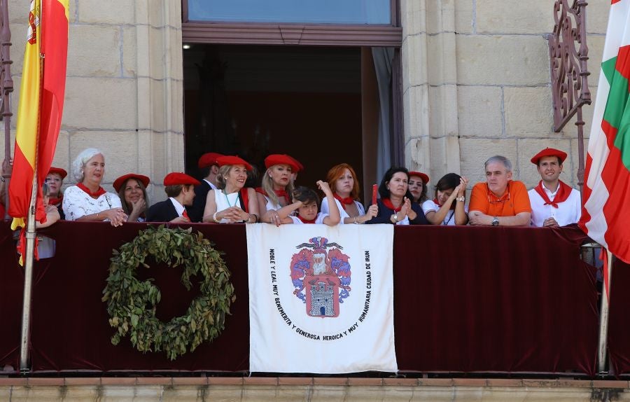 El Alarde público ha contado con el apoyo de la la adjunta del Ararteko, Julia Hernández, de la directora de Emakunde, Izaskun Landaida, la portavoz de EH Bildu en el Parlamento vasco, Maddalen Iriarte, así como de representantes de PSE-EE Ezker Anitza-IU y Podemos