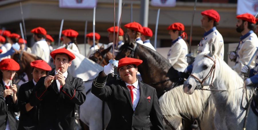 El Alarde público ha contado con el apoyo de la la adjunta del Ararteko, Julia Hernández, de la directora de Emakunde, Izaskun Landaida, la portavoz de EH Bildu en el Parlamento vasco, Maddalen Iriarte, así como de representantes de PSE-EE Ezker Anitza-IU y Podemos