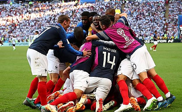 Los jugadores de la selección francesa celebran uno de los tantos ante Argentina.