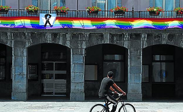 El Ayuntamiento colgó un crespón negro sobre la bandera multicolor exhibida el día anterior. 