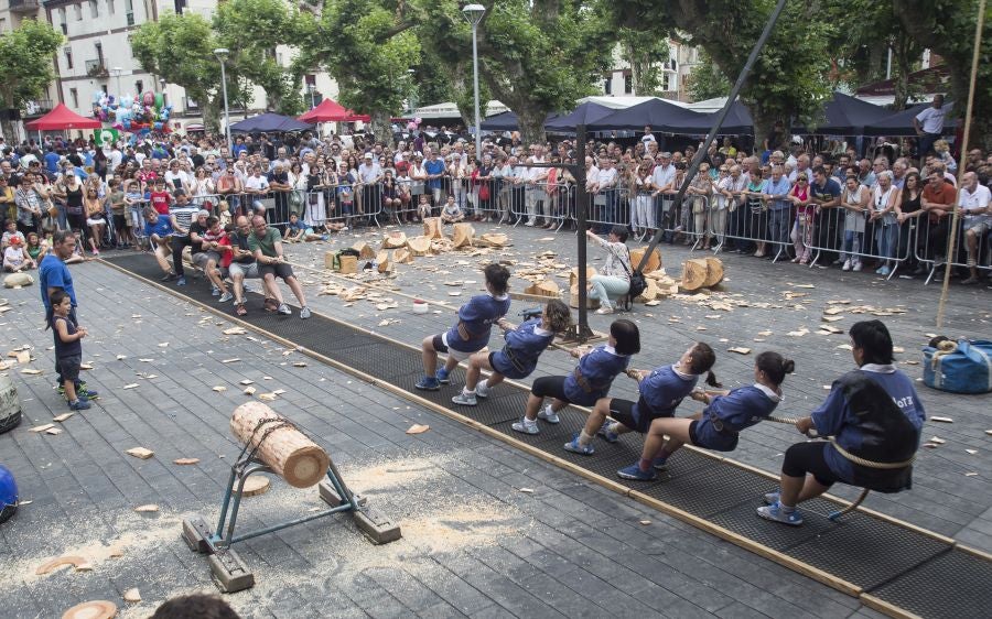 A pesar de lo largo e intenso que fue el sábado en Irun, durante el día grande de los sanmarciales, la ciudad volvió a echarse a la calle ayer para poner el broche de oro a más de una semana de festejos. La plaza Urdanibia fue, un año más, el epicentro del programa del último día de las fiestas de San Pedro y San Marcial.