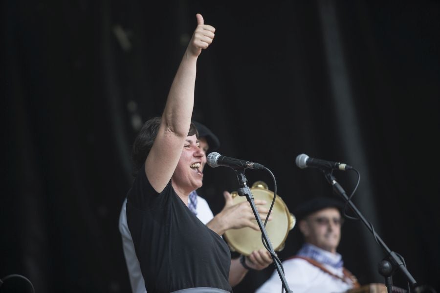A pesar de lo largo e intenso que fue el sábado en Irun, durante el día grande de los sanmarciales, la ciudad volvió a echarse a la calle ayer para poner el broche de oro a más de una semana de festejos. La plaza Urdanibia fue, un año más, el epicentro del programa del último día de las fiestas de San Pedro y San Marcial.