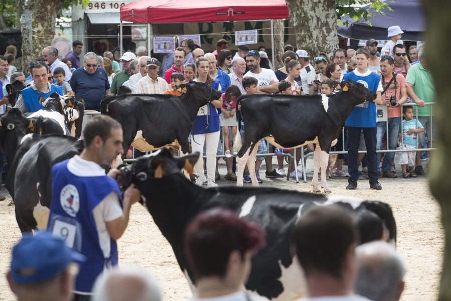 A pesar de lo largo e intenso que fue el sábado en Irun, durante el día grande de los sanmarciales, la ciudad volvió a echarse a la calle ayer para poner el broche de oro a más de una semana de festejos. La plaza Urdanibia fue, un año más, el epicentro del programa del último día de las fiestas de San Pedro y San Marcial.