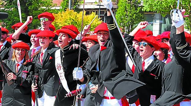 Integrantes de la Compañía de Olaberria, con su cantinera, Nara Pérez Rivas, saltan alegres en el Alarde de la mañana. 