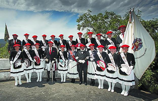 Compañeras de Alarde. Las diecinueve cantineras del Alarde tradicional posan junto a los mandos detrás de la ermita de San Marcial.