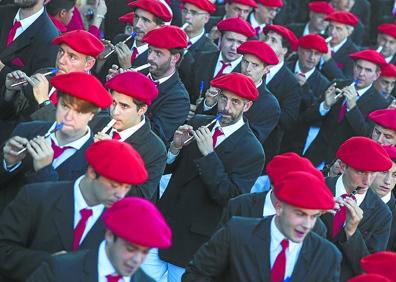 Imagen secundaria 1 - Arriba, la bajada a la iglesia, uno de los momentos más intensos. A la izquierda, los txilibitos, que ponen música a cada compañía del Alarde. A la derecha, Arantzazu Telleria, la cantinera de Caballería. 