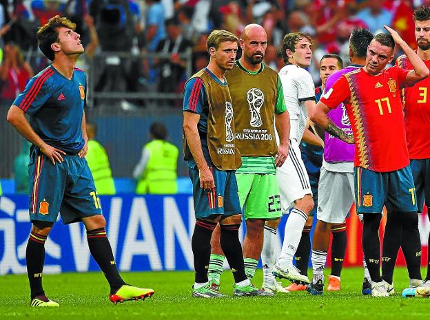 El lateral de la Real Álvaro Odriozola mira al cielo tras consumarse el domingo la derrota de España ante Rusia en los octavos de final del Mundial.