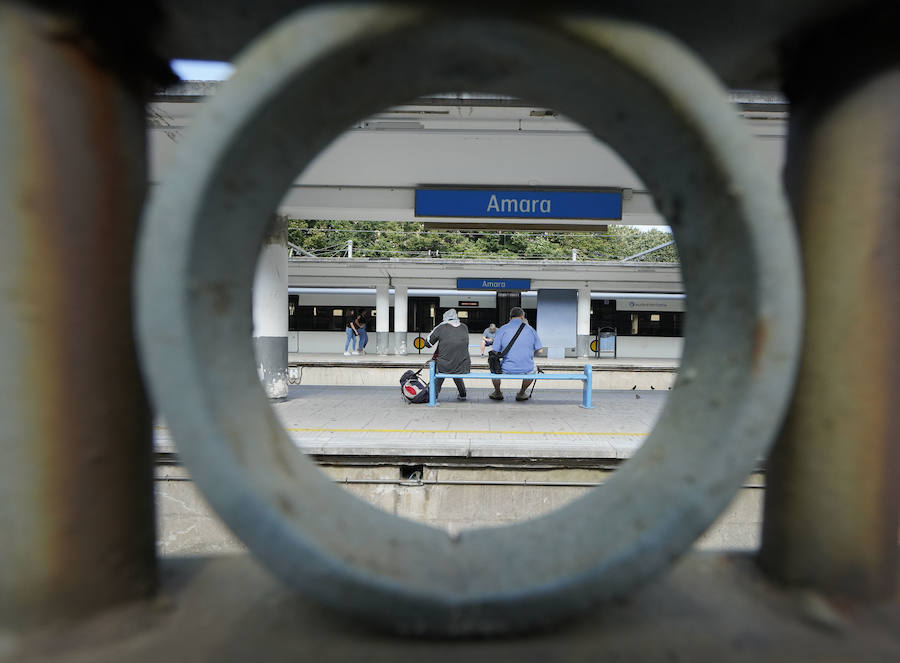 Este martes se ha dado el primer paso para la futura urbanización de la playa de vías de Amara-Easo que quedará libre cuando concluyan las obras de la variante del Topo. El Gobierno Vasco y el Ayuntamiento de San Sebastián han rubricado un convenio. Se prevé que dentro de cuatro años, una vez que finalicen las obras de soterramiento de la línea Hendaia-San Sebastián-Lasarte/Oria de Euskotren, conocida como 'Topo', se empiece a actuar sobre el citado espacio con una superficie de 21.000 metros cuadrados entre la plaza Easo y el ámbito de Morlans.