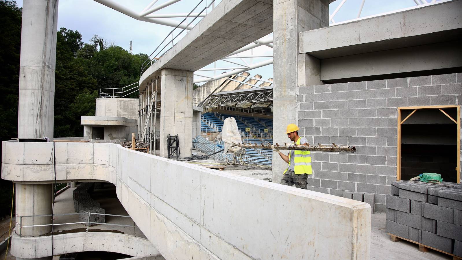 En los últimos días se está procediendo a bajar el terreno de juego de Anoeta y está previsto que el 31 de julio esté totalmente excavado para que se pueda proceder a la colocación de los paquetes del terreno de juego. Se están sellando las gradas en Anoeta y se han comenzado a colocar las bancadas sobre las que se colocarán los asientos. Por otro lado, empieza a verse tabiquería de aseos y bares, se están hormigonando las losas sobre las que se colocarán las gradas de tribunas bajas y también se sigue con los trabajos del zócalo este.