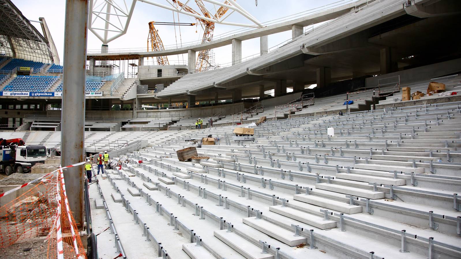 En los últimos días se está procediendo a bajar el terreno de juego de Anoeta y está previsto que el 31 de julio esté totalmente excavado para que se pueda proceder a la colocación de los paquetes del terreno de juego. Se están sellando las gradas en Anoeta y se han comenzado a colocar las bancadas sobre las que se colocarán los asientos. Por otro lado, empieza a verse tabiquería de aseos y bares, se están hormigonando las losas sobre las que se colocarán las gradas de tribunas bajas y también se sigue con los trabajos del zócalo este.