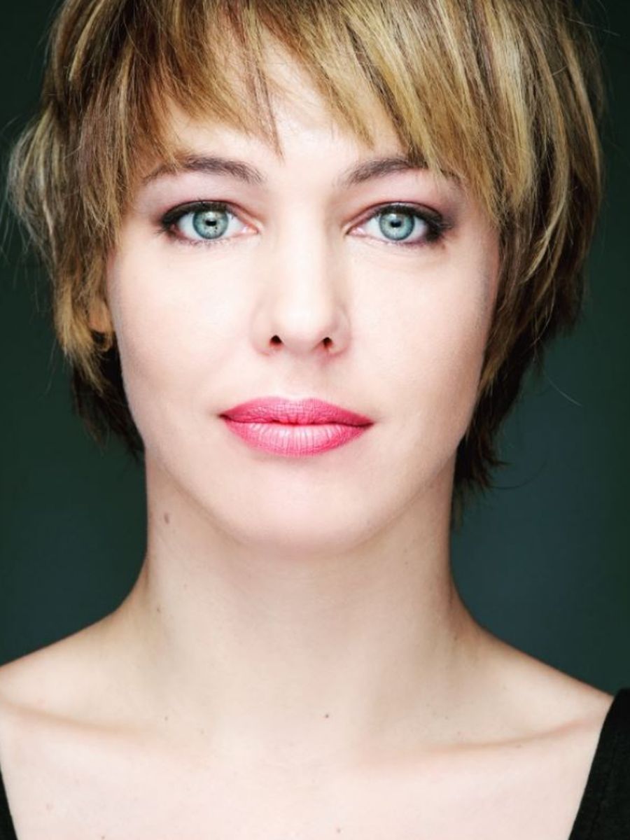 El pasado marzo la mítica serie 'Compañeros' cumplió 20 años. A partir de 1998 los jóvenes españoles se metieron de lleno en la vida y los problemas de los estudiantes y profesores del colegio madrileño Azcona. ¿Cómo han cambiado los actores desde entonces? En Las Provincias hacemos un recorrido por el antes y el después de los personajes principales de 'Compañeros'. Así lucen Sara, Valle o César después de dos décadas